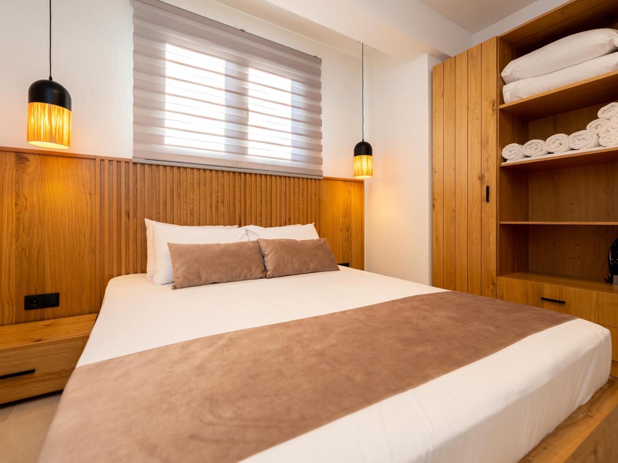 Antony'S Luxury Apartments Нікіті Екстер'єр фото